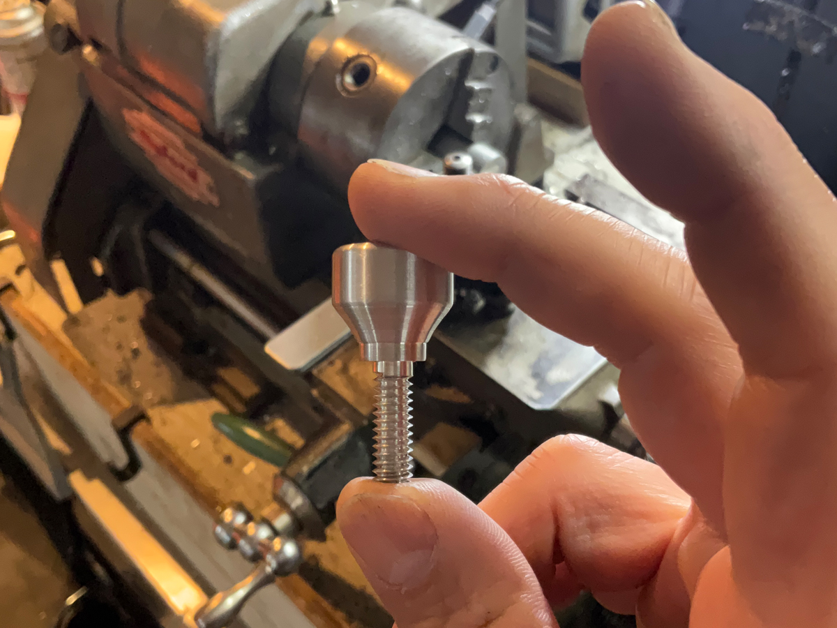 MW8 Softail 手回し式サイドカバースクリュー