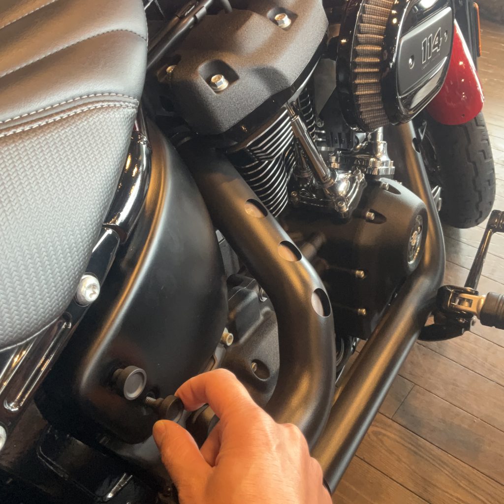 ハーレーダビッドソンミルウォーキーエイトソフテイルモデル手回し式サイドカバースクリュー