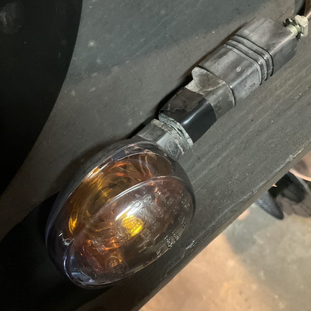 buell 折れたウインカー